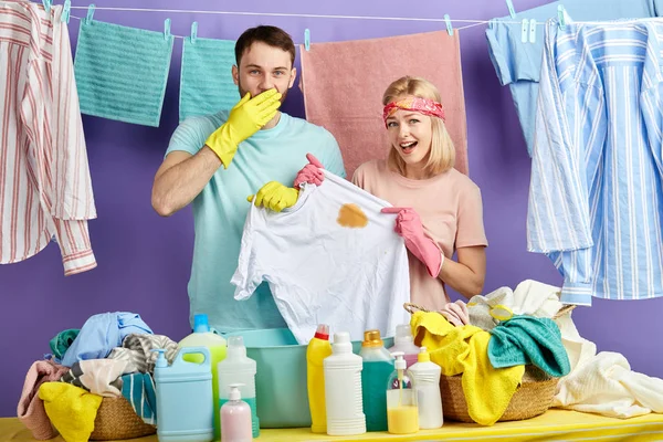 Femme émotionnelle et l'homme en T-shirts être surpris à l'endroit — Photo