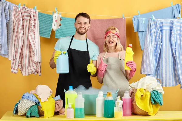 Jeune famille a choisi liquide de lavage pour les vêtements sales avec des taches, des taches — Photo