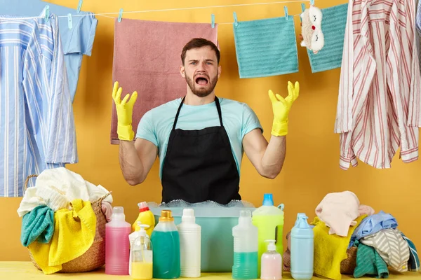 Geïrriteerde boze handsoem bebaarde man cant verbergen zijn negatieve emoties — Stockfoto