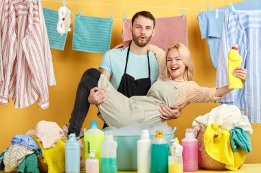 ev işleri yaparken eğlenceli komik genç çift