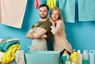 çekici kadın ve asistanı çamaşır odasında vakit geçirmek