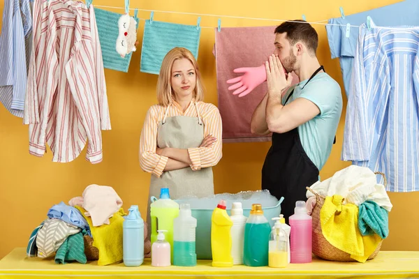 Beau gars drôle taquinant sa fille tout en faisant la lessive — Photo