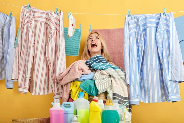 Llorando rubia con la boca abierta mirando hacia arriba — Foto de Stock