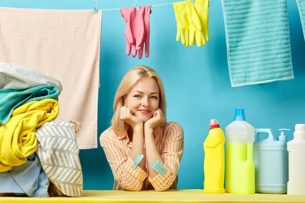 Incrível bela loira mulher publicidade lavagem líquido, detergente — Fotografia de Stock