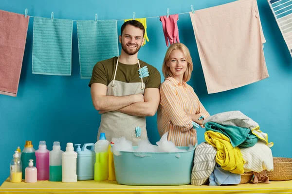 Feliz pareja joven están listos para lavar la ropa — Foto de Stock