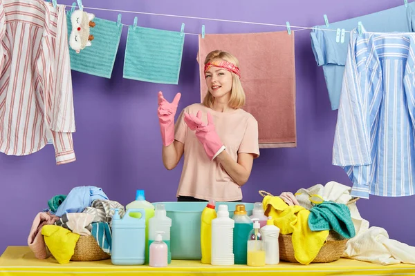 Gyönyörű szőke nő explaing titkait hatékony mosás — Stock Fotó