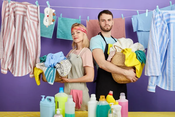 Génial jeune couple faire la lessive à la maison — Photo