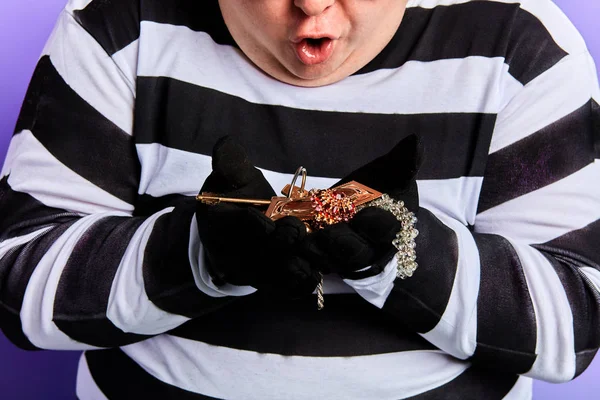 Räuber mit Schmuck im Fokus — Stockfoto