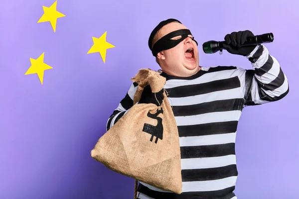 Plump verrückter Einbrecher singt ein Lied — Stockfoto