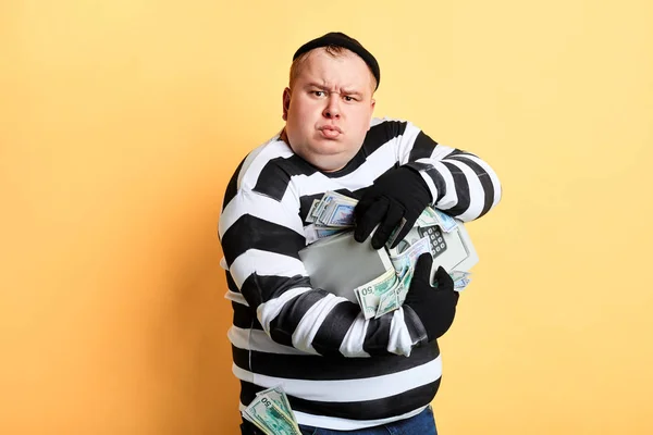 Triste infeliz hombre serio abrazando caja de dinero — Foto de Stock