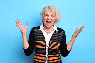 Yaşlı heyecanlı neşeli bayan iyi haber seviniyor