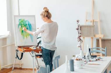Genç güzel kız sanat sınıflarında zaman harcama