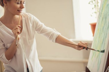 genç neşeli güzel kız bir boya makyaj