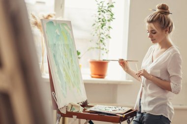 genç aktif hırslı kız bir sanat kulübü katıldı