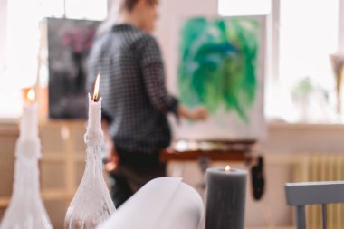 fotoğrafın bulanık arka planda çalışan kadın sanatçı