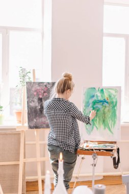 arka görünüm fotoğrafını kapatın. genç kız boyama iyidir