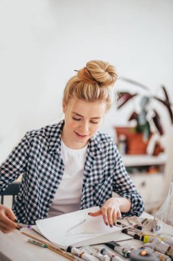 pastel çubuklar, boya kalemleri kullanarak iyi görünümlü kadın sanatçı