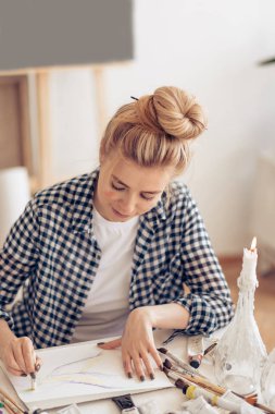 pastel teknikleri pratik sarışın kız