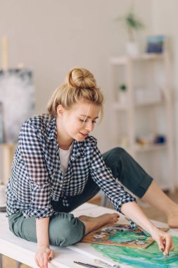 kız resim avant-garde tarzı sahiptir