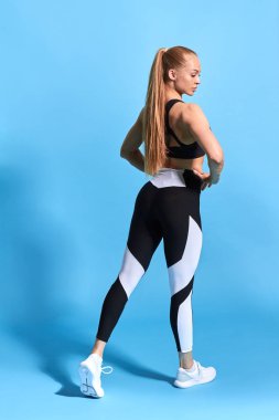 seksi harika serin adil saçlı kız sabah egzersizleri yapıyor