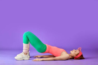 Mükemmel şekilli zencefil kız kalça köprü egzersiz yapma