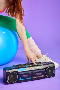 taşınabilir kaset çalar düğmesine basarak tanınmayan kız kırpılmış çekim
