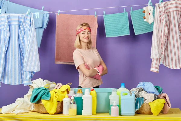Säker hårt arbetande blond hemmafru stående med korsade armar — Stockfoto