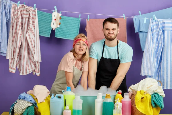 Homme et femme laver les vêtements sales dans le bol avec de la mousse — Photo