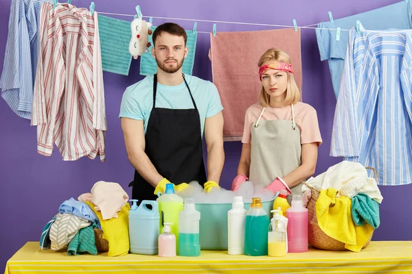 Pareja trabajadora están listos para lavar su ropa sucia — Foto de Stock