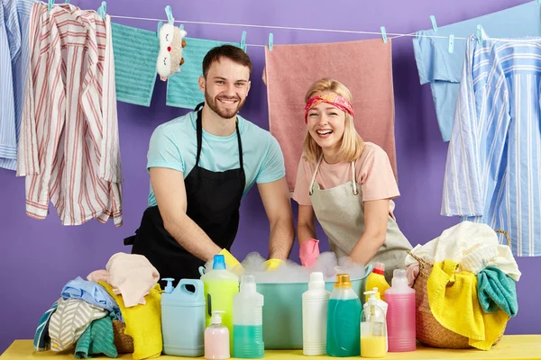 Optimiste jeune couple ont heureux expression — Photo