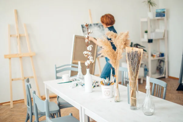 Mulher pintor preparando aula para o trabalho Artista moderno estúdio interior . — Fotografia de Stock
