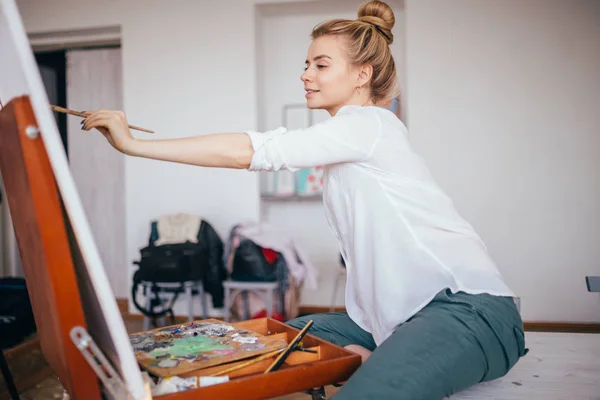 Artista talentoso espalhando tinta uniformemente — Fotografia de Stock