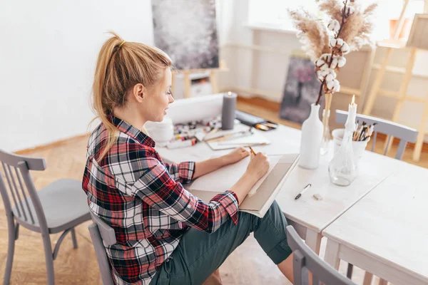 Talentueux artiste blond en chemise à carreaux et culotte — Photo