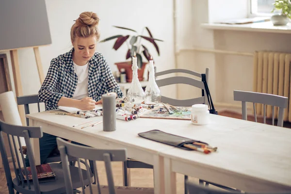 Schattig knap meisje voorbereiding kunstproject — Stockfoto