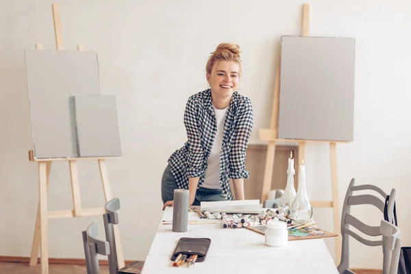 Mujer regocijándose por su exitoso proyecto de pintura —  Fotos de Stock