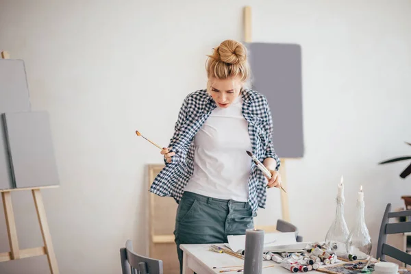 Artista loira perdeu sua ferramenta para a pintura — Fotografia de Stock