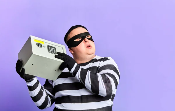 Verwirrter nachdenklicher Häftling, der versucht, sich an den PIN-Code eines Safes zu erinnern — Stockfoto