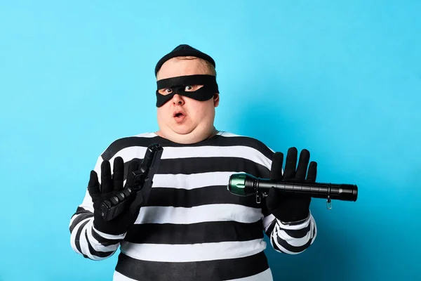 Im not guilty.man verweigert sein kriminelles Leben. Nahaufnahme Porträt. isolierter blauer Hintergrund. Studio Shot.no, Geste — Stockbild Im nicht schuldig. Mann verweigert sein kriminelles Leben. — Stockfoto