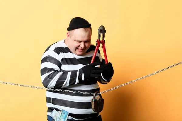 Prisonnier excité utilisant des ciseaux pour couper la chaîne — Photo