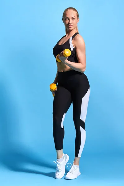 Fit schlanke, gut aussehende Sportlerin bereitet sich auf Wettkampf vor — Stockfoto