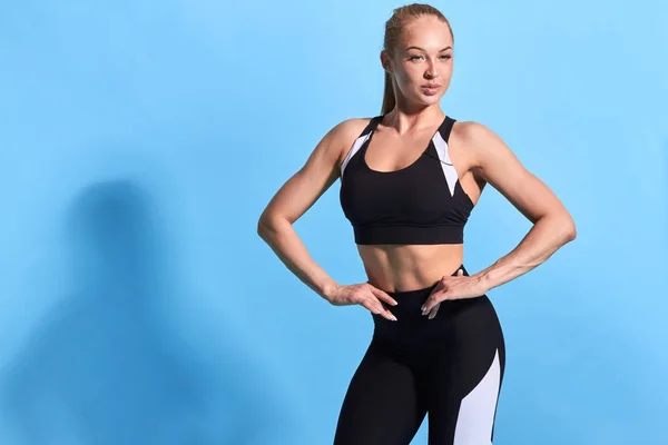 Sexy Bodybuilderin demonstriert ihren Körper nach dem Training — Stockfoto