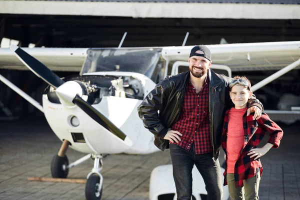 Rapaz de óculos de aviador fica com o pai, quer ser piloto também — Fotografia de Stock