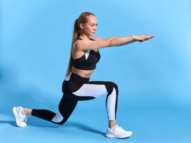 Aktif ince fit kız ön ileri bir bacak adım lunge egzersiz yapıyor
