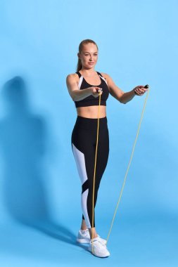 Genç harika sarışın kız ip atlama ile atlama