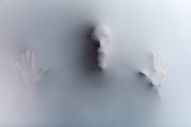 buzlu cam duvar ile eğlenmek genç oyuncu adam