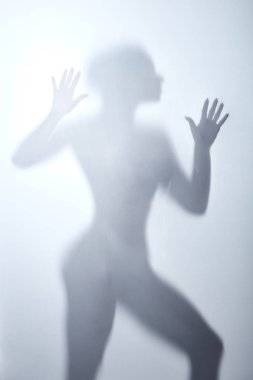 çıplak fit kız silhoette cam dokunmadan