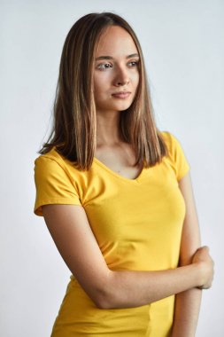 kız dirseğine dokunmadan, hızlı bir şekilde pigment lekeleri kaldırmak için etkili yollar hakkında düşünme