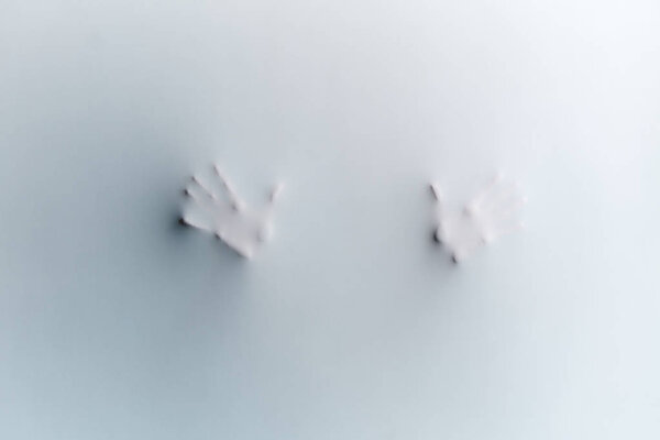 две ладони за белой тканью
