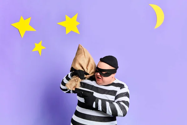 Wütender grausamer Dieb, der Angst vor Strafe hat. Porträt aus nächster Nähe. isolierter blauer Hintergrund. Studioaufnahme. — Stockbild Wütender grausamer Dieb hat Angst vor Strafe — Stockfoto