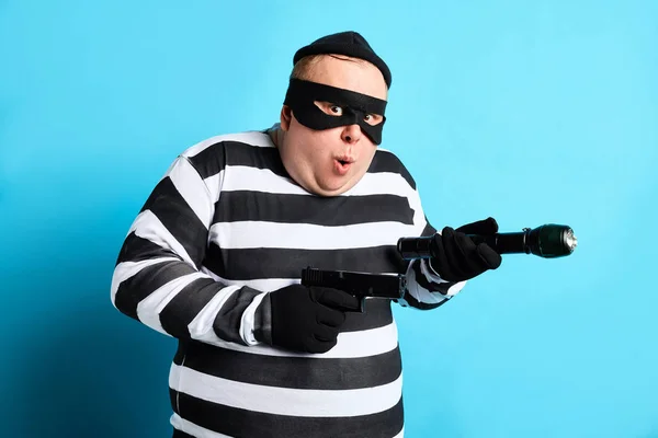 줄무늬 옷에 재미 뚱뚱한 도둑은 범죄를 저지르려고 — 스톡 사진